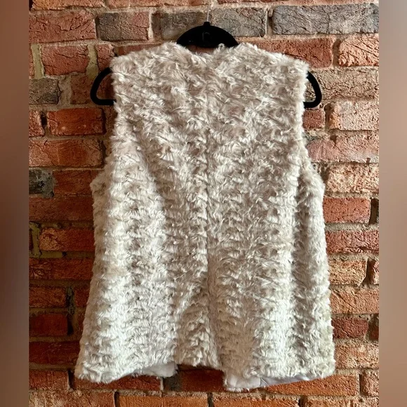 Forever 21 Faux Fut Vest - Picture 2 of 4